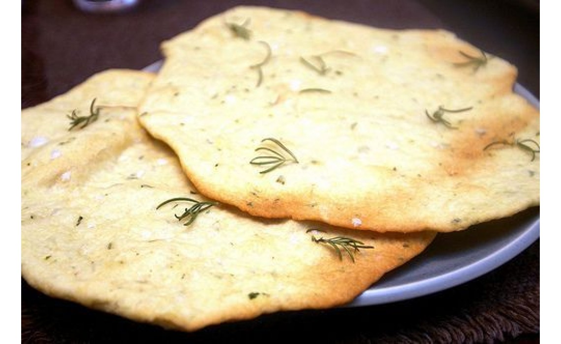 Pane piatto croccante al rosmarino e olio d'oliva